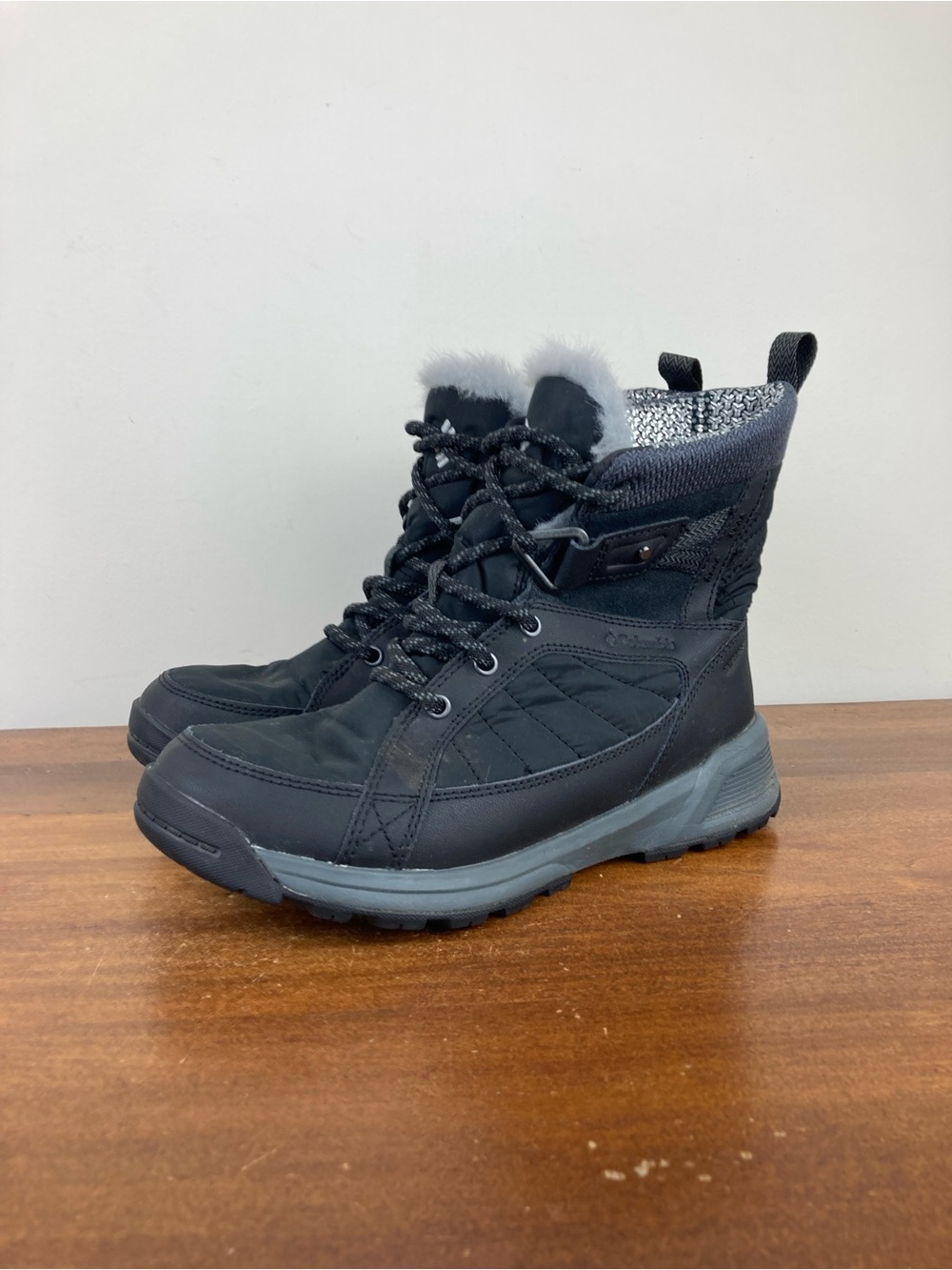 Columbia Meadows Shorty Winter Boots Black Waterproof BL5966-010 Women’s 6.5.